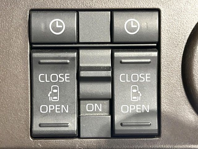 【両側パワースライドドア】スマートキーや運転席のスイッチで後席両側スライドドアの開閉が可能♪電動だから力を入れてドアを開ける必要が無く、小さなお子様でも簡単に開け閉めでき快適です♪