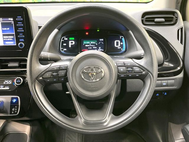 �C���e���A�ɍ��킹���f�U�C���̃X�e�A�����O�́A�^�]�������̂��Ƃ��l���A�^�]���₷���`��A�傫���ł��B�����x�A���ۂɐG���Ă��m���߂��������B