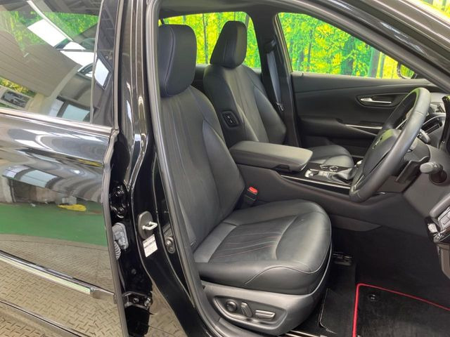 【レザーシート】革の持つ質感を楽しめるレザーシート。身体への馴染みの良さもあり、室内に高級感をプラスします。