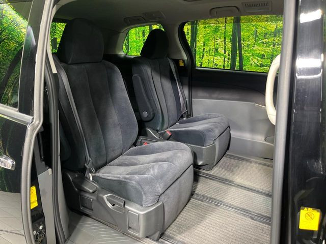 広々とした2列目シートは居住性が高く、居心地も快適!友達や家族とのお出かけにぴったりです。ベビーシートやチャイルドシート使用時も快適にお過ごしいただける十分な空間を確保しています。