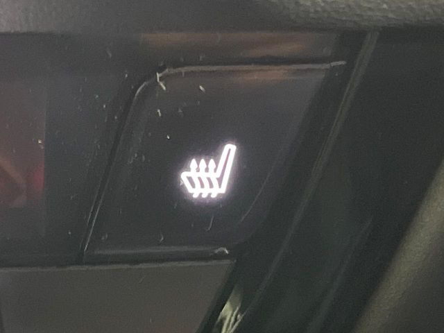 【シートヒーター】寒い日に重宝するシートヒーター!エアコンより早く温まってくれるので寒がりの人も安心ですね♪エアコンの温風は乾燥するから苦手、という方にもをおすすめです。