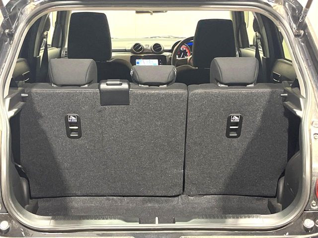 ���i�̂���������ʋ΁A���}���ɏ\���ȉ׎��X�y�[�X���m�ۂ��Ă���܂��B�Z�J���h�V�[�g��|���ƁA�傫�ȉו��̐ύڂ��\�ł���