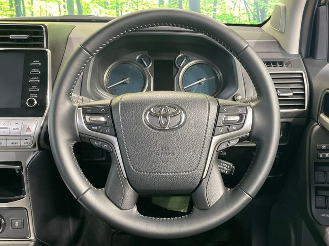 インテリアに合わせたデザインのステアリングは、運転される方のことも考え、運転しやすい形状、大きさです。是非一度、実際に触ってお確かめください。