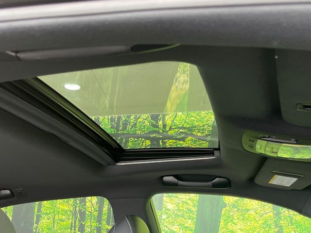 【ムーンルーフ】開放感たっぷりの希少装備、ムーンルーフが装着されています!車内に明かりを取り入れたり景色を楽しむ以外にも、車内の空気も簡単に換気できて快適です!