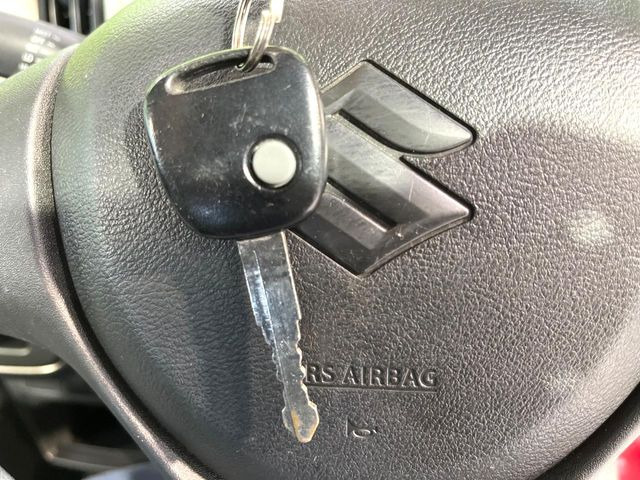 【キーレス】少し離れた場所からでもボタン一つでドアの開錠・施錠ができるのでとっても便利!ドアの鍵穴周りに傷をつけることもありません♪