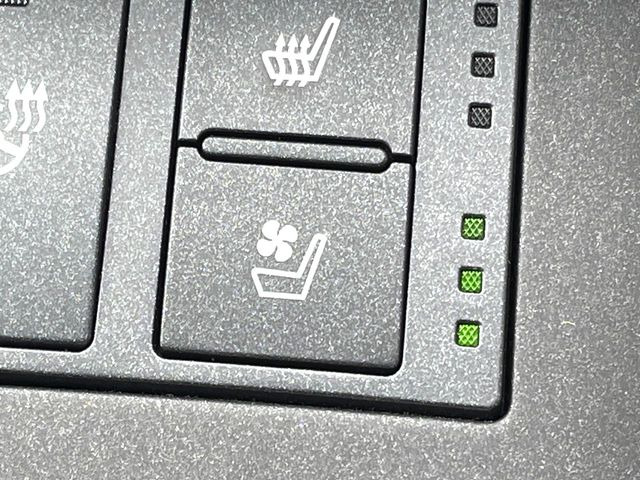 【シートベンチレーション】夏場は涼しい風でお尻や背中の熱やムレを防ぎ、冬はエアコンよりも早く温まってポカポカに!季節を問わず快適に過ごせます。