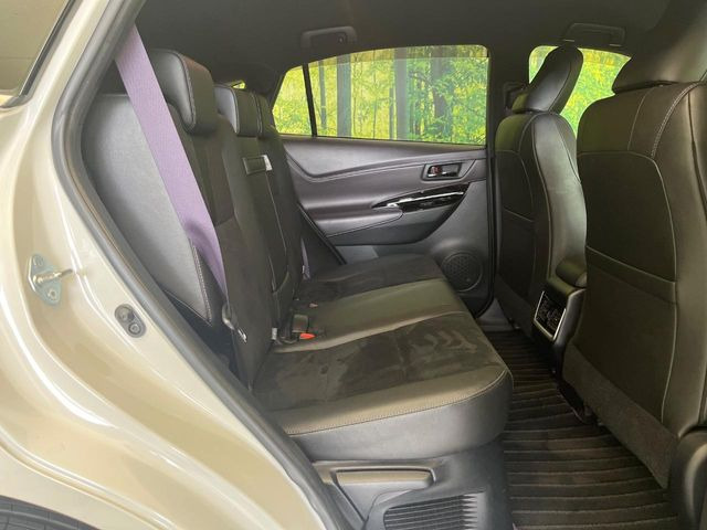 後部座席も気になるようなキズ・汚れやへたり等、大きなダメージはなく、良好な状態です。