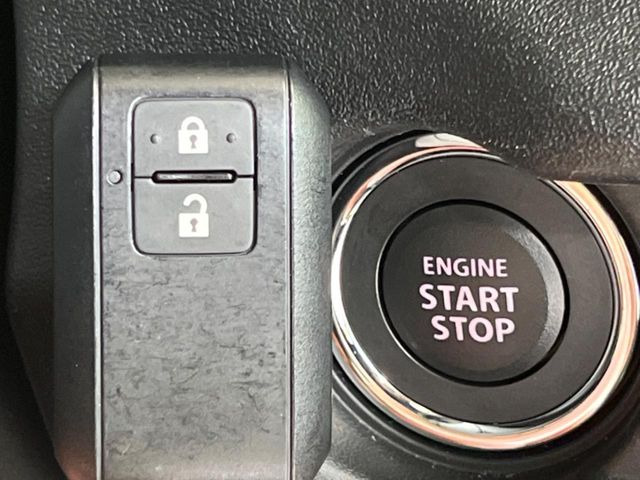 【キーレススタートシステム】カバンやポケットに入れたままでもドアの施錠・解錠が可能なスマートキーを装備。エンジンのオン・オフ時もカギを取り出す必要が無いからとっても便利です♪