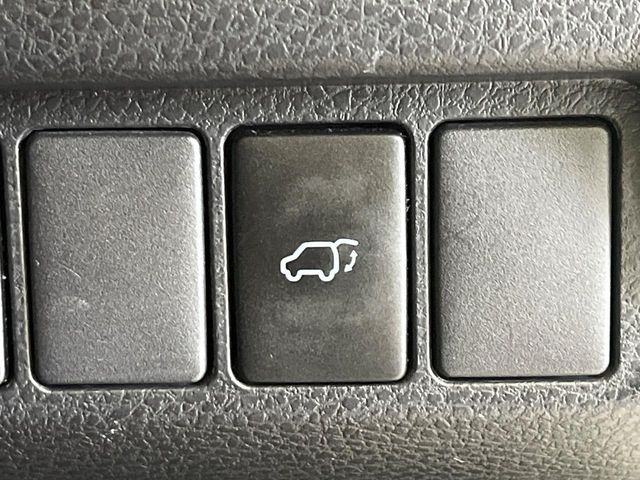 【パワーバックドア】スマートキーや運転席のボタンを押すだけでリアゲートが自動で開閉します!荷物を持っている時や、高い位置にあるバックドアを閉める際に便利な機能です♪