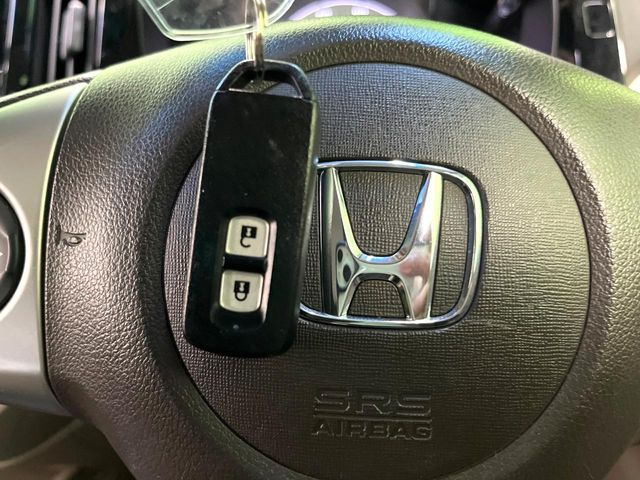 【Hondaスマートキー】カバンやポケットに入れたままでもドアの施錠・解錠が可能なスマートキーを装備。エンジンのオン・オフ時もカギを取り出す必要が無いからとっても便利です♪