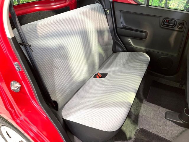 後部座席も気になるようなキズ・汚れやへたり等、大きなダメージはなく、良好な状態です。