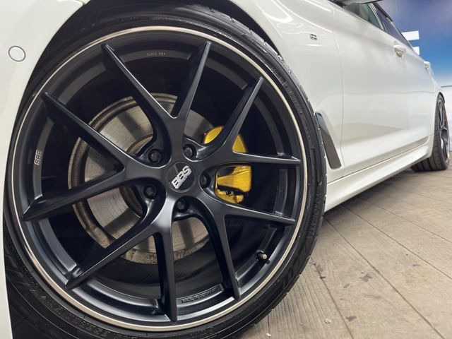 ●20インチアルミホイール:輸入車ならではの卓越した走りを支えるホイールと足回りです!日本車の走りに慣れている方にもぜひ体感して頂きたいほど、高いレベルでまとまっています!