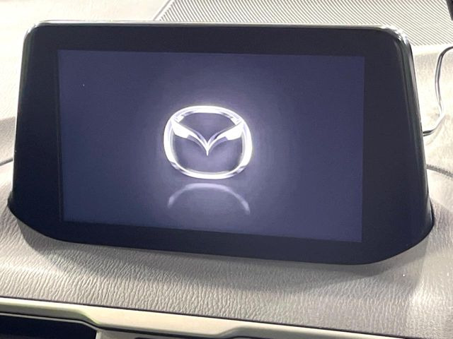 【マツダコネクトナビ】車内の雰囲気にマッチした一体型タイプのナビ。各種車輌設定やBluetooth再生等、様々な機能が楽しめます。直感的なダイヤル操作が可能で、使い勝手も良好です。