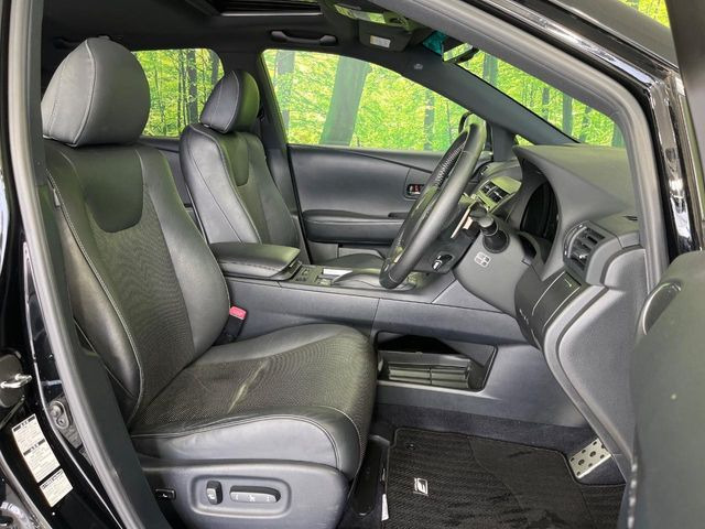 【ハーフレザーシート】高級感と座り心地を両立した人気のシート♪背面・座面のファブリック素材は、通気性の良さや滑りにくさに優れています。気温や服装に左右されず快適にお乗りいただけます。