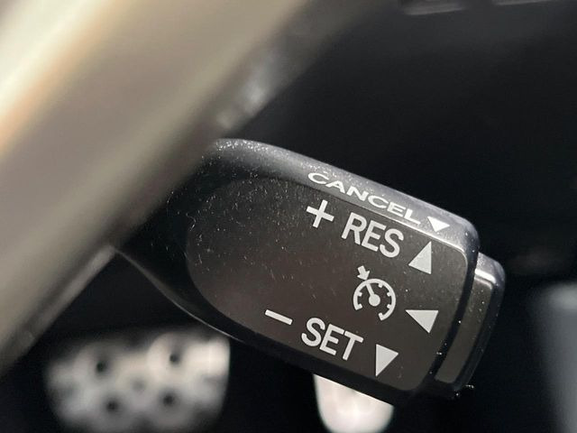 【クルーズコントロール】高速道路もラクラク走行。アクセルを離しても一定速度で走行ができ、長距離運転時の負担を軽減!加速・減速も簡単なスイッチ操作で調整できます。