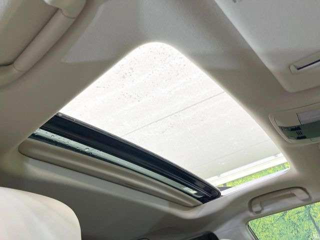 【サンルーフ】開放感たっぷりの希少装備、サンルーフが装着されています!車内に明かりを取り入れたり景色を楽しむ以外にも、車内の空気も簡単に換気できて快適です!