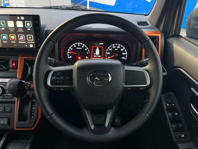 �C���e���A�ɍ��킹���f�U�C���̃X�e�A�����O�́A�^�]�������̂��Ƃ��l���A�^�]���₷���`��A�傫���ł��B�����x�A���ۂɐG���Ă��m���߂��������B