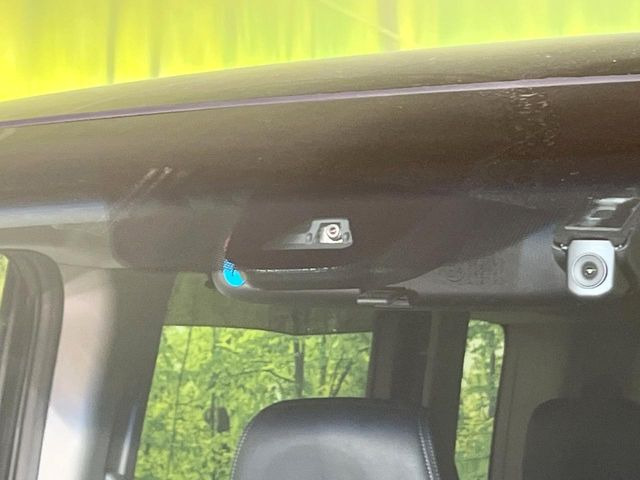 【ホンダセンシング】走行中に前方の車両等を認識し、衝突しそうな時は警報とブレーキで衝突回避と被害軽減をアシスト。より安全にドライブをお楽しみいただけます。