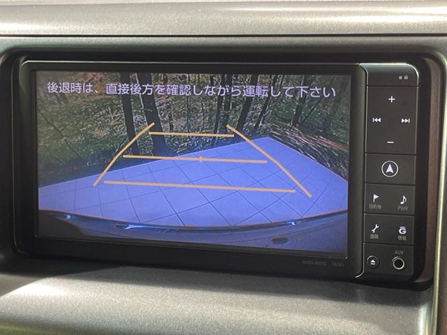 【バックカメラ】駐車時に後方がリアルタイム映像で確認できます。大型商業施設や立体駐車場での駐車時や、夜間のバック時に大活躍!運転スキルに関わらず、今や必須となった装備のひとつです!