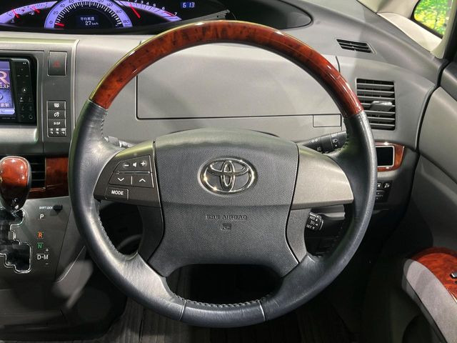 【ウッドコンビステアリング】高級感ある木目調パーツを採用した手に良く馴染むコンビハンドル。運転席廻りの雰囲気も一気に豪華になります!