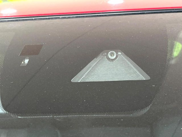 【スマートシティブレーキサポート】低速走行中に前方の車両等を認識し、衝突しそうな時は警報とブレーキで衝突回避と被害軽減をアシスト。より安全にドライブをお楽しみいただけます。