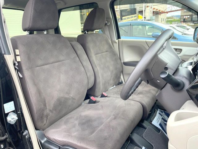 運転席シート廻りは使用感も少なく、良好な状態となっています。前オーナー様が丁寧に使っていたことがよくわかりますね。