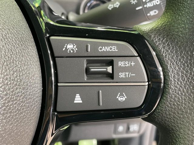 【アダプティブクルーズコントロール】高速道路での長距離走行が楽に!!自動で速度を保つクルーズコントロールが、衝突軽減システムと連携し、前方の車両を感知して車間を保つように速度調節してくれます!!