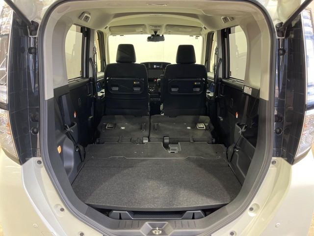 後席を格納すると、これだけの広さが!シーンに合わせたシートアレンジで、大きな荷物も積むことが出来ます♪