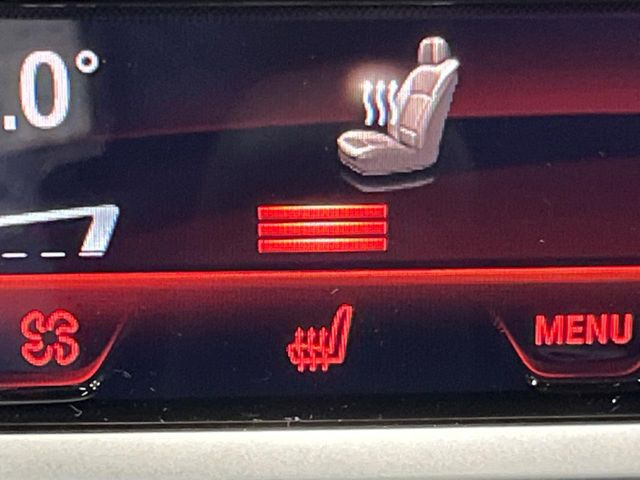 ●全席シートヒーター:高級感あふれるレザーシートに、前席・後席にシートヒーターを搭載しております。