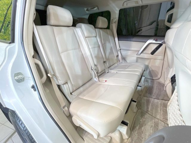 後部座席も気になるようなキズ・汚れやへたり等、大きなダメージはなく、良好な状態です。