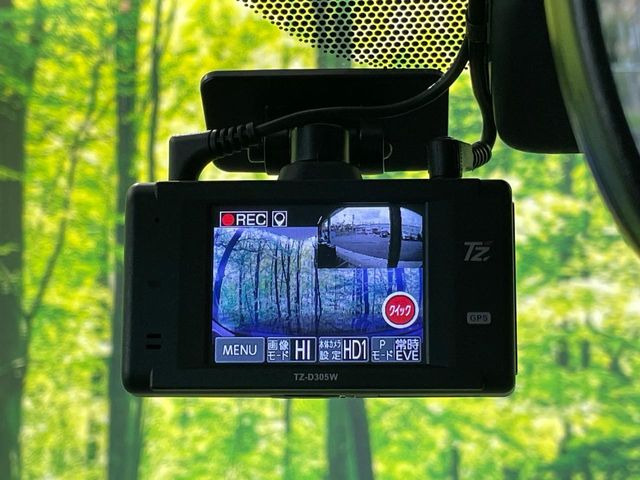 【ドライブレコーダー】安心・安全なカーライフに必須のドライブレコーダーを装備!走行中はもちろん、あおり運転や事故に遭遇した際の状況も映像で記録し、万一のリスクに備えます。