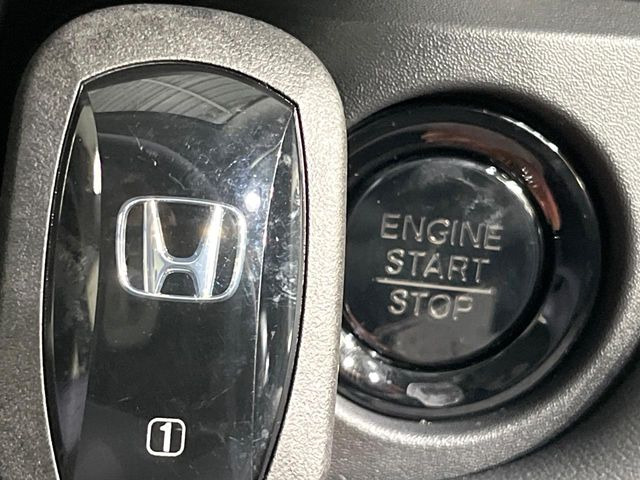 【Hondaスマートキー】カバンやポケットに入れたままでもドアの施錠・解錠が可能なスマートキーを装備。エンジンのオン・オフ時もカギを取り出す必要が無いからとっても便利です♪