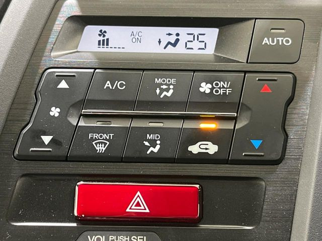 【オートエアコン】一度お好みの温度に設定すれば、車内の温度を検知し風量や温度を自動で調整。暑い…寒い…と何度もスイッチ操作をする必要はありません。快適な車内空間には必須の機能ですね♪