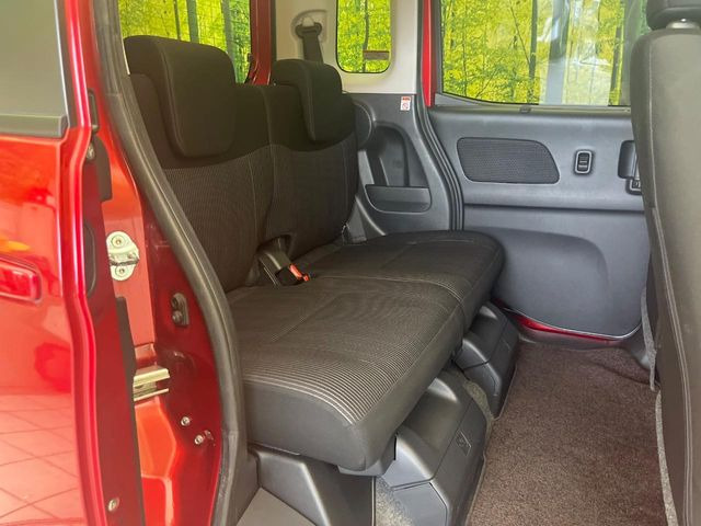 後部座席も気になるようなキズ・汚れやへたり等、大きなダメージはなく、良好な状態です。