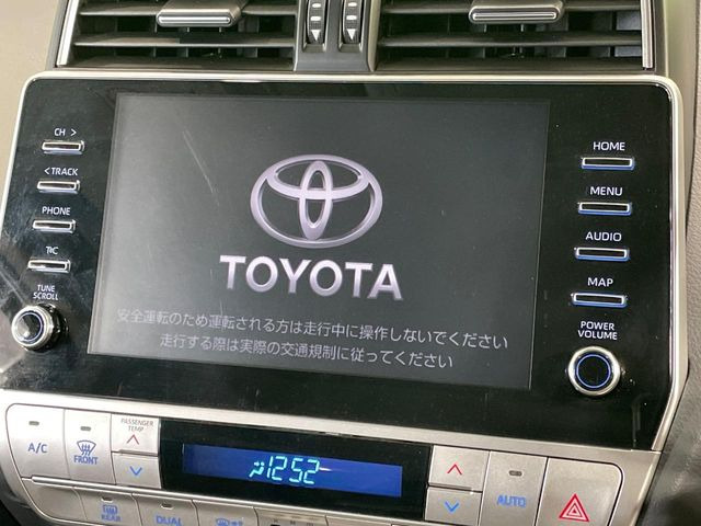 【純正ナビ】人気の純正ナビを装備しております。ナビの使いやすさはもちろん、オーディオ機能も充実!キャンプや旅行はもちろん、通勤や買い物など普段のドライブも楽しくなるはず♪