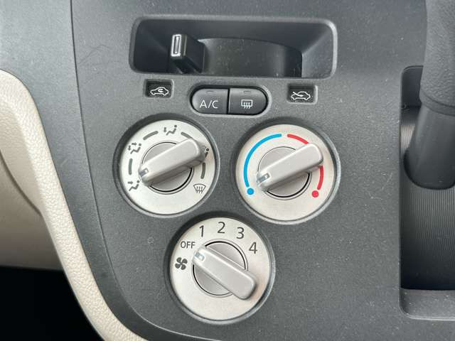 必需品のエアコン付き♪温度調節も簡単操作となっております!