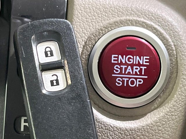 �yHonda�X�}�[�g�L�[�z�J�o����|�P�b�g�ɓ��ꂽ�܂܂ł��h�A�̎{���E�������\�ȃX�}�[�g�L�[�𑕔��B�G���W���̃I���E�I�t�����J�M�����o���K�v����������Ƃ��Ă��֗��ł���