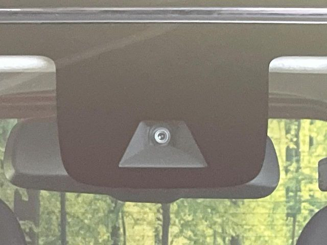 【インテリジェントエマージェンシーブレーキ】フロントカメラで前方の車両や歩行者を検知。衝突しそうな時は衝突被害軽減ブレーキが作動、衝突回避をサポート。より安全にドライブをお楽しみいただけます。