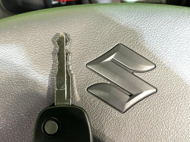 【キーレス】少し離れた場所からでもボタン一つでドアの開錠・施錠ができるのでとっても便利!ドアの鍵穴周りに傷をつけることもありません♪