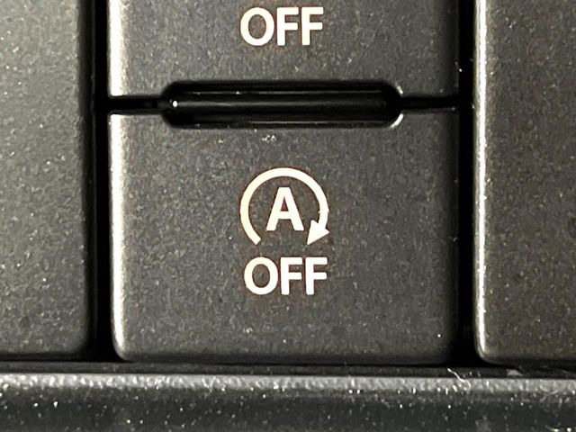 【アイドリングストップ】赤信号や渋滞で停車した際にエンジンを停止し、無駄な燃料の消費を抑えます。燃費向上や環境保護につなげる機能♪エンジンはブレーキを離せば再始動します。