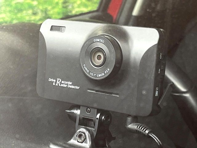 【ドライブレコーダー】安心・安全なカーライフに必須のドライブレコーダーを装備!走行中はもちろん、あおり運転や事故に遭遇した際の状況も映像で記録し、万一のリスクに備えます。