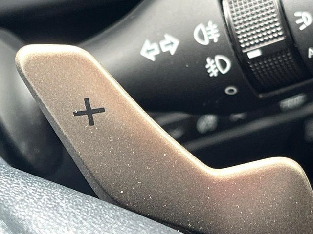 【パドルシフト】ハンドルから手を離さずに素早くシフトアップ&ダウンができるので、エンジンブレーキを使う下り坂や高速道路の合流で加速したい場面で役立ちます。