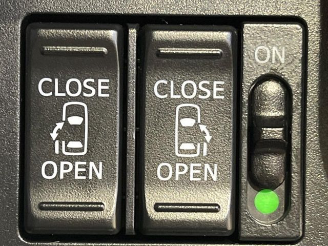 【両側スライドドア】駐車場で隣の車との間隔が狭く乗りにくい時、スライドドアなら安心!ドアオープン時も幅を取らず、開口部が広いので乗り降りがとっても簡単です。大きな荷物の出し入れも後席から可能♪