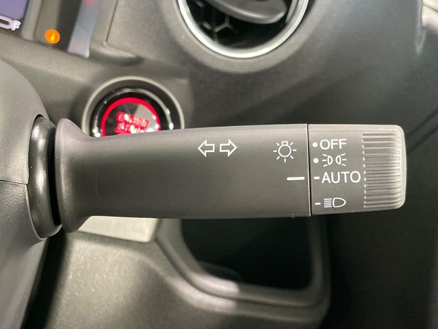 【オートライト】周りの明るさに応じて自動でヘッドライトの点灯・消灯ができる機能です!ライトの付け忘れ・消し忘れなどが無くなり、雨の日や夕方の走行も安心!トンネル通過時も便利ですね♪