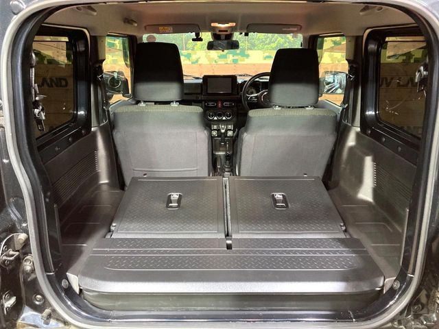 後席を格納すると、これだけの広さが!シーンに合わせたシートアレンジで、大きな荷物も積むことが出来ます♪