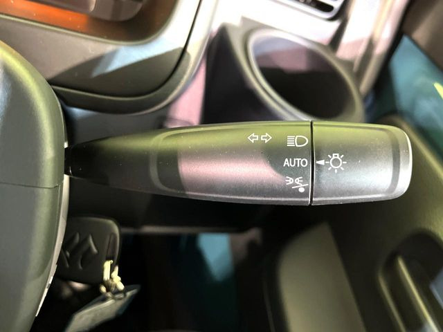 【オートライト】周りの明るさに応じて自動でヘッドライトの点灯・消灯ができる機能です!ライトの付け忘れ・消し忘れなどが無くなり、雨の日や夕方の走行も安心!トンネル通過時も便利ですね♪