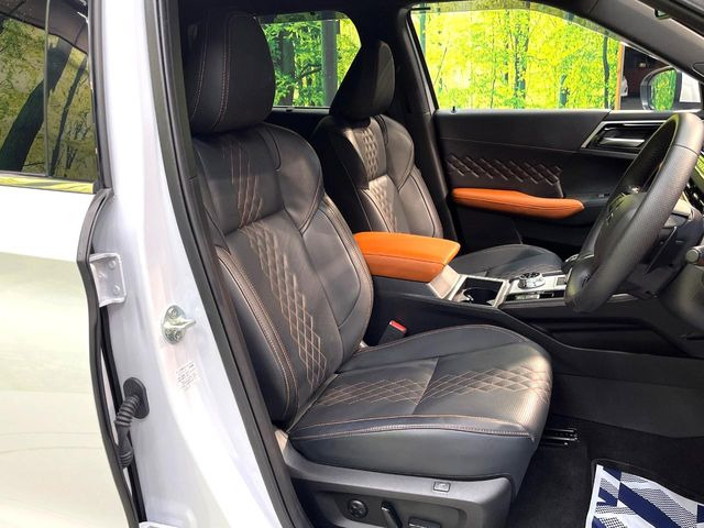 【合皮レザーシート】汚れのふき取りが容易でメンテナンスもが簡単な、機能性に優れる合成皮革を採用した上質なシートです。座り心地もよく、高級感あふれる心地良い車内空間を演出してくれます。