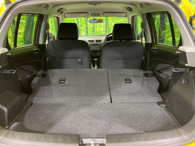 ���i�̂���������ʋ΁A���}���ɏ\���ȉ׎��X�y�[�X���m�ۂ��Ă���܂��B�Z�J���h�V�[�g��|���ƁA�傫�ȉו��̐ύڂ��\�ł���