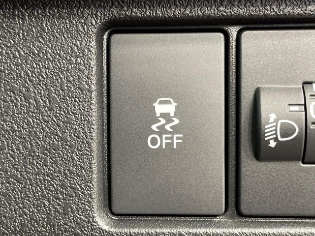 【横滑り防止装置】車両の横滑りを感知すると、自動的に車両の進行方向を保つように車両を制御します。雨の日など滑りやすい路面状況でも安全な運転が可能です。