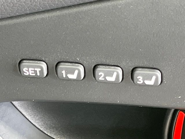 【メモリー機能付きパワーシート】ドライバーごとに設定したシート位置を記憶して、ボタン一つで切り替えできる便利な機能!運転する方が複数名いらっしゃるご家庭におすすめです♪